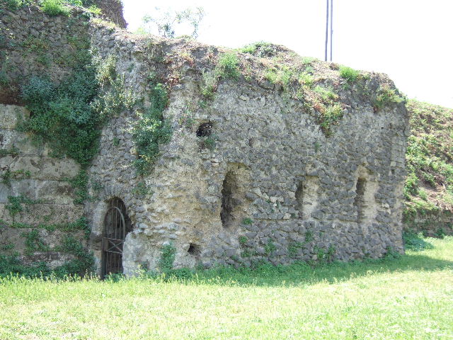 T7 Pompeii. Tower VII. May 2006. Looking through window in centre of north wall.