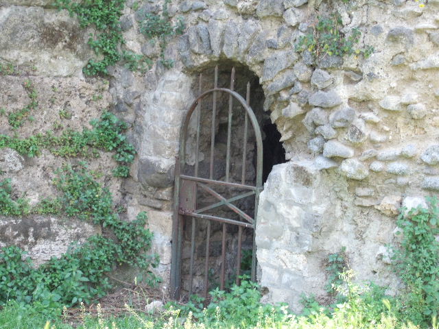 T7 Pompeii. Tower VII. May 2006. North and west side of tower, from outside the city walls.