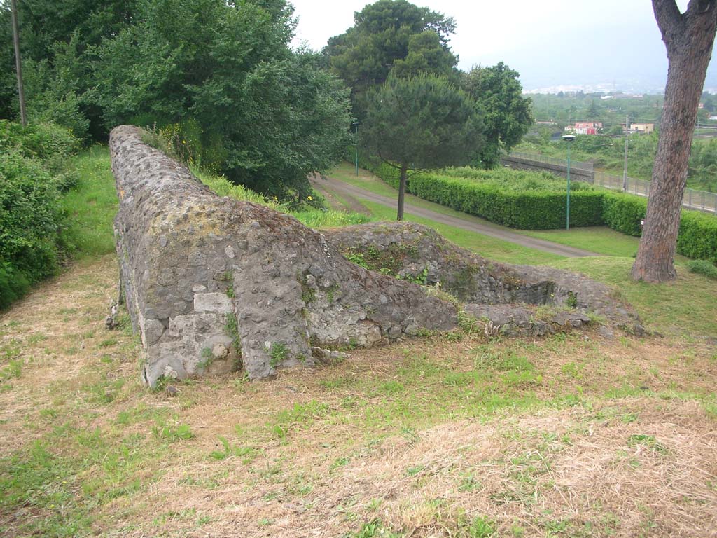 Pompeii city walls between Porta Sarno and the Porta Nola. May 2010. 
Looking towards upper walls of Tower VII. Photo courtesy of Ivo van der Graaff.



