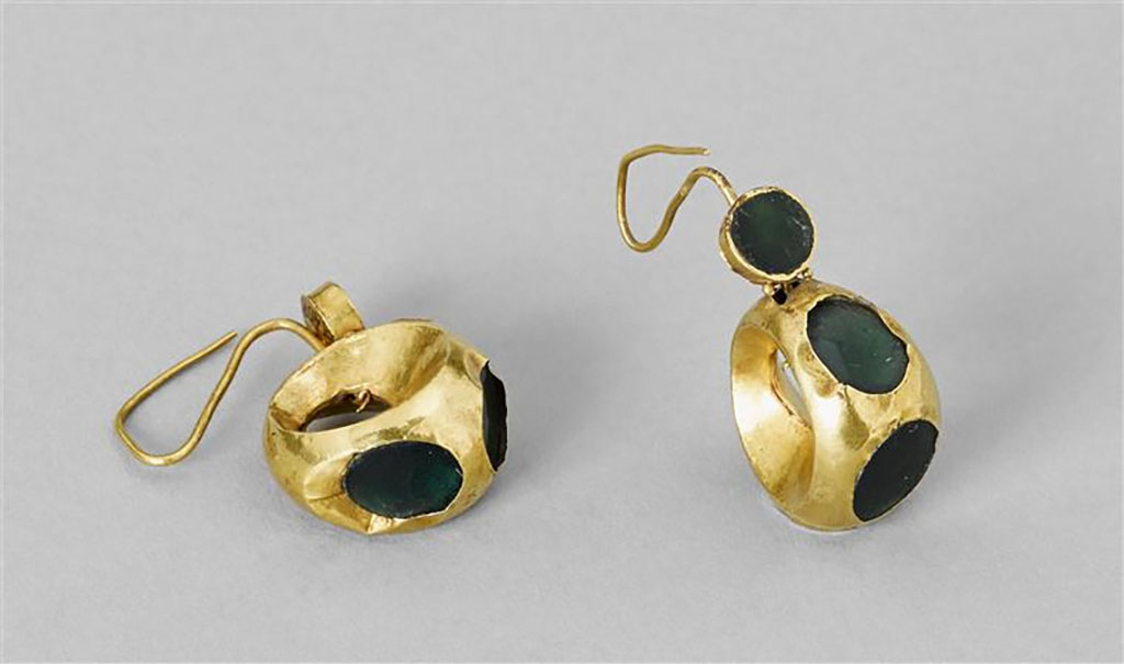 Villa della Pisanella, Boscoreale. Boscoreale Treasure. Pair of gold earrings.
Paire de boucles d'oreille.
Now in the Louvre, inventory numbers BJ408 and BJ409.
Photo � RMN-Grand Palais (mus�e du Louvre) / Tony Querrec.

