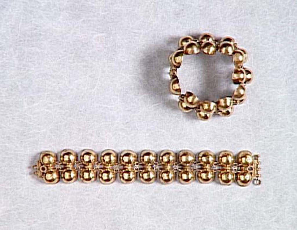 Villa della Pisanella, Boscoreale. Boscoreale Treasure. Pair of gold bracelets. Each bracelet consists of eleven pairs of hollow half-spheres separated by a twist. Closing with a clasp.
Paire de bracelets. Chaque bracelet est form� de onze paires de demi-sph�res creuses s�par�es par une torsade. Fermeture � clavette.
Now in the Louvre, inventory numbers BJ990 BJ991. 
Photo � RMN-Grand Palais (mus�e du Louvre)/Herv� Lewandowski.

