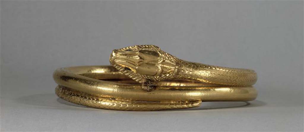 Villa della Pisanella, Boscoreale. Boscoreale Treasure. Gold snake bracelet, coiled and with scales decoration.
Tr�sor de Boscoreale. Bracelet de serpent en or, enroul� avec d�cor d'�cailles.
Now in the Louvre, inventory number BJ976 .
Photo � RMN-Grand Palais (mus�e du Louvre)/Les fr�res Chuzeville.
