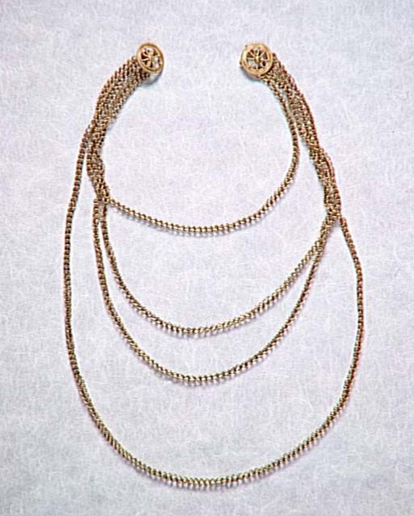 Villa della Pisanella, Boscoreale. Gold double chain. Eight-spoke wheels allowed the chain to be fixed on your shoulders.
Cha�ne-baudrier (double cha�ne). Des rouelles � huit rais devaient permettre de fixer la cha�ne sur les �paules.
Now in the Louvre, inventory number BJ495. Photo � RMN-Grand Palais (mus�e du Louvre)/Herv� Lewandowski.
See De Villefosse H., 1899. L'argenterie et bijoux d'or du tr�sor de Boscoreale description des pi�ces conserv�es au Mus�e du Louvre: Monuments et Memories 5 1899 with supplement 1902, p. 264, fig. 56.
