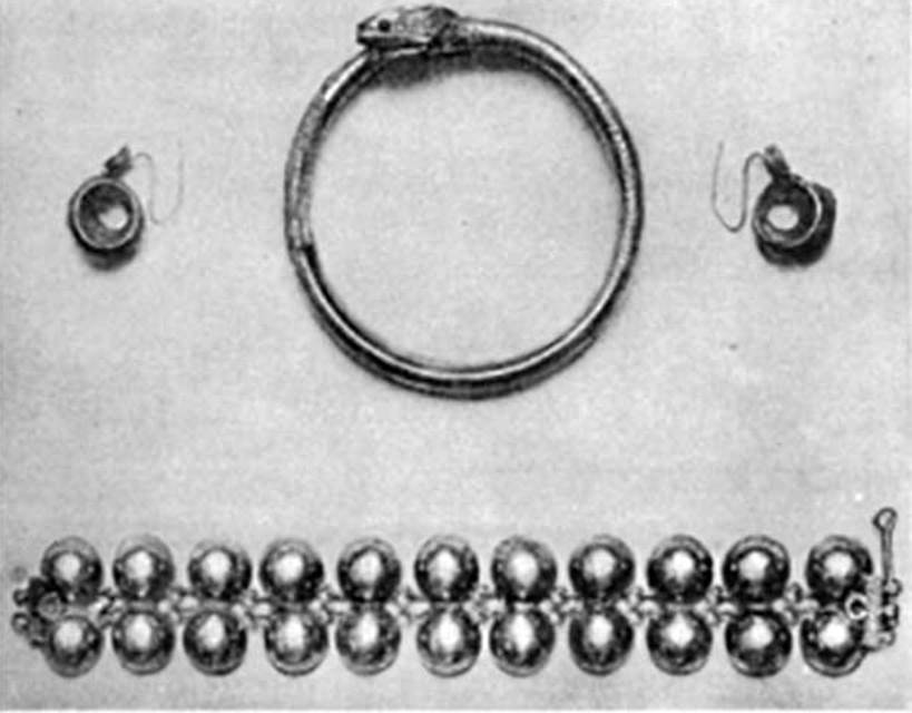 Villa della Pisanella, Boscoreale. 1899. Gold jewellery. Bijoux en or.
See De Villefosse H., 1899. L'argenterie et bijoux d'or du tr�sor de Boscoreale description des pi�ces conserv�es au Mus�e du Louvre: Monuments et Memories 5 1899 with supplement 1902, p. 267, fig. 57.
See Rivista di Studi Pompeiani, 22, 2011, p. 43.
