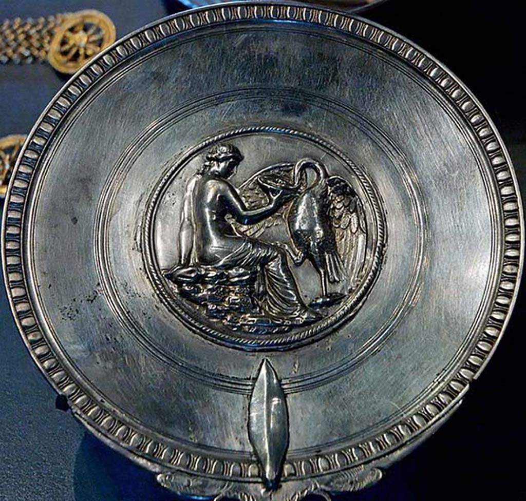 Villa della Pisanella, Boscoreale. Hand mirror: in the centre in a medallion: Leda and the swan. Silver with repouss� decoration.
Miroir � manche : Au centre, dans un m�daillon : L�da et le cygne. Argent avec d�coration repouss�.
Now in the Louvre, inventory number BJ2159.
