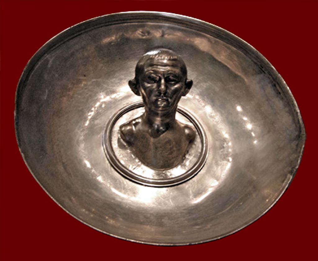 Villa della Pisanella, Boscoreale. Boscoreale silver 18. Cup with emblema. Bust of an elderly man. Owners name engraved in Latin: Max (ima).
Coupe � emblema. Buste d'homme �g�. Nom propre grav� en latin : Max(ima).
Now in the Louvre, inventory number BJ1970.
