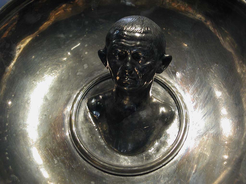Villa della Pisanella, Boscoreale. Boscoreale silver. Cup with emblema. Bust of elderly man. 
Coupe � emblema. Buste d'homme �g�.
Now in the Louvre, inventory number BJ1970.
