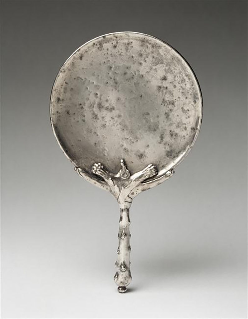 Villa della Pisanella, Boscoreale. A club handled mirror.
Handle attached to the mirror by a lion's skin. Polished disc.
Miroir � manche en forme de massue.
Manche rattach� au miroir par une peau de lion. Disque poli.
Now in the Louvre, inventory number BJ2160. 
Photo � RMN-Grand Palais (mus�e du Louvre)/Herv� Lewandowski.
