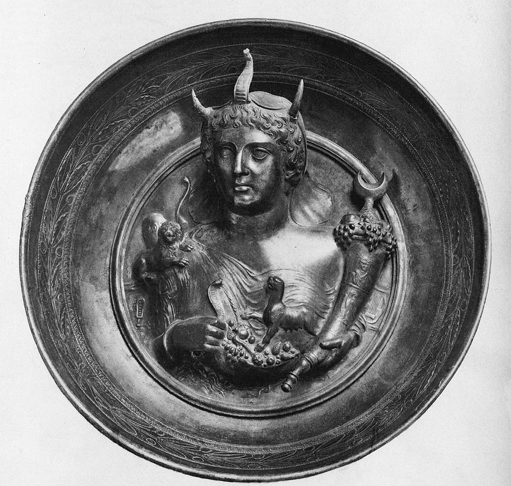 Villa della Pisanella, Boscoreale. Large phial adorned with the bust of Africa-Panthea.
Grande phiale orn�e du buste de l'Afrique-Panth�e.
Voir/See De Villefosse H., 1899. L'argenterie et bijoux d'or du tr�sor de Boscoreale description des pi�ces conserv�es au Mus�e du Louvre: Monuments et Memories 5 1899 with supplement 1902, pl. I.
See also Mau, A., 1902, translated by Kelsey F. W. Pompeii: Its Life and Art. New York: Macmillan, fig. 187 p. 367.
