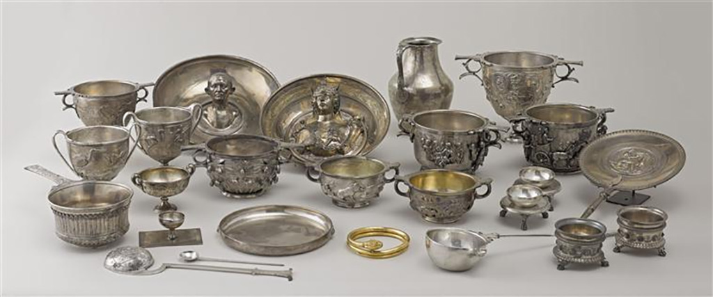 Villa della Pisanella, Boscoreale. View of some of the Boscoreale Treasure with in addition, the emblema cup (BJ1970).
Photo (C) RMN-Grand Palais (mus�e du Louvre) / St�phane Mar�challe.
