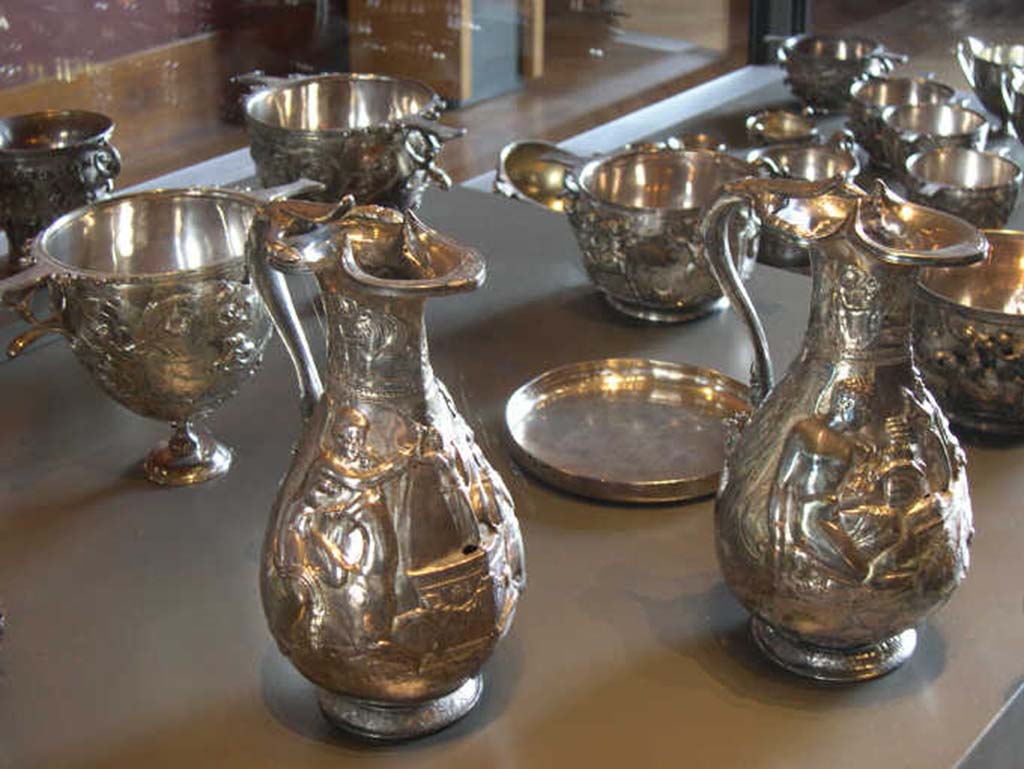 Villa della Pisanella, Boscoreale. Boscoreale Treasure. Two ewers, silver wine vases with repousse decoration and traces of gilding. 
Height about 25 cm. 
Deux aigui�res du tr�sor de Boscoreale - Vase � vin en argent d�cors repouss�, traces de dorure. Hauteur environ 25 cm.
Now in the Louvre, inventory number BJ 1898.
