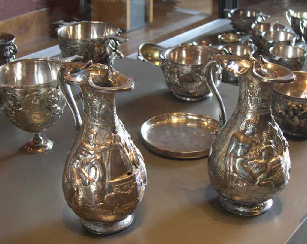Villa della Pisanella, Boscoreale. Boscoreale Treasure. Ewer, silver wine vase with repousse decoration and traces of gilding. 
Height about 25 cm. In the centre an altar bearing the Palladium.
Sur le col : deux g�nies ail�s abreuvant des griffons. Sur la panse : une victoire sacrifie un cerf, l'autre sur un b�lier, offre de l'encens et un rameau d'olivier : Au centre un autel portant le Palladion.
