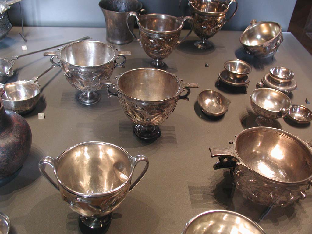 Villa della Pisanella, Boscoreale. View of some of the cups from the Boscoreale Treasure.
Vue de certaines des tasses du tr�sor de Boscoreale.

