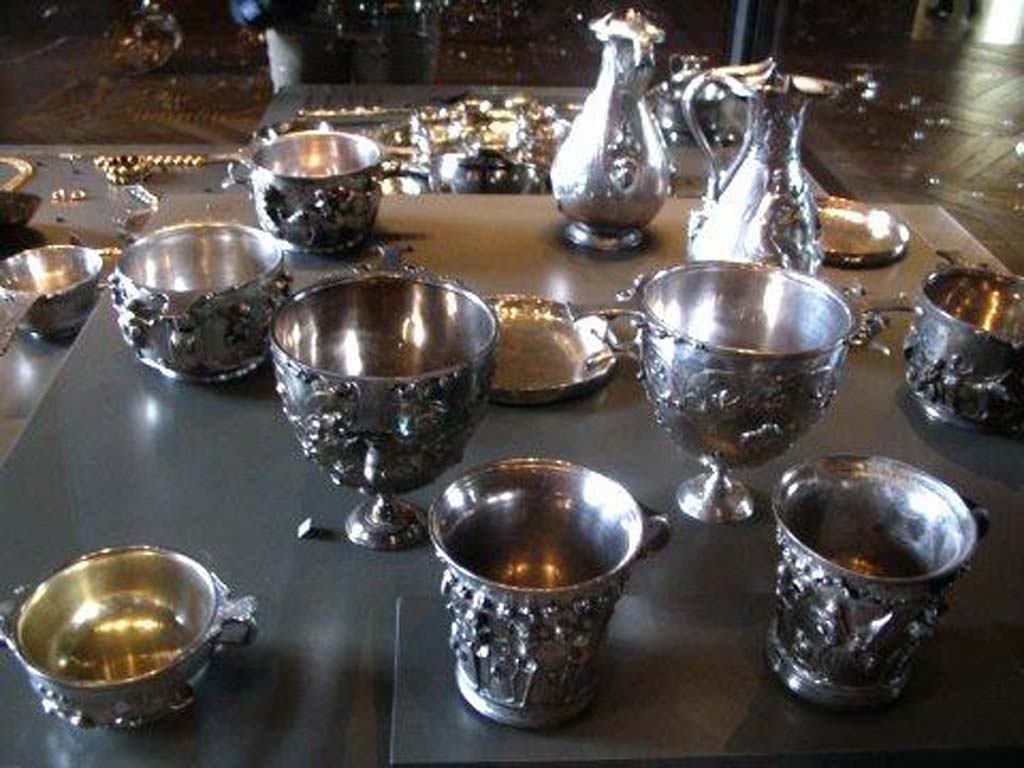 Villa della Pisanella, Boscoreale. View of some of the goblets, cups, plates and ewers from the Boscoreale Treasure.
Vue de quelques-unes des gobelets, tasses, assiettes et des aiguilles du tr�sor Boscoreale.
