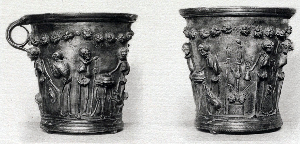 Villa della Pisanella, Boscoreale. Boscoreale silver. Goblet with one handle, decorated with skeletons and topped with garlands of roses.
Gobelet � une anse, d�cor� de squelettes et surmont� de guirlandes de roses.
Voir/See Gervais-Courtellemont, Jules, 1895. Tr�sor de Boscoreale : Album de 33 planches. L'Institut national d'histoire de l'art (INHA), Pl. 30.
Document plac� sous � Licence Ouverte / Open Licence � Etalab 
