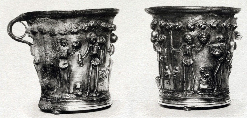 Villa della Pisanella, Boscoreale. Boscoreale silver. Goblet with one handle, decorated with skeletons and topped with garlands of roses.
Gobelet � une anse, d�cor� de squelettes et surmont� de guirlandes de roses.
Voir/see Gervais-Courtellemont, Jules, 1895. Tr�sor de Boscoreale : Album de 33 planches. L'Institut national d'histoire de l'art (INHA), Pl. 31.
Document plac� sous � Licence Ouverte / Open Licence � Etalab 
