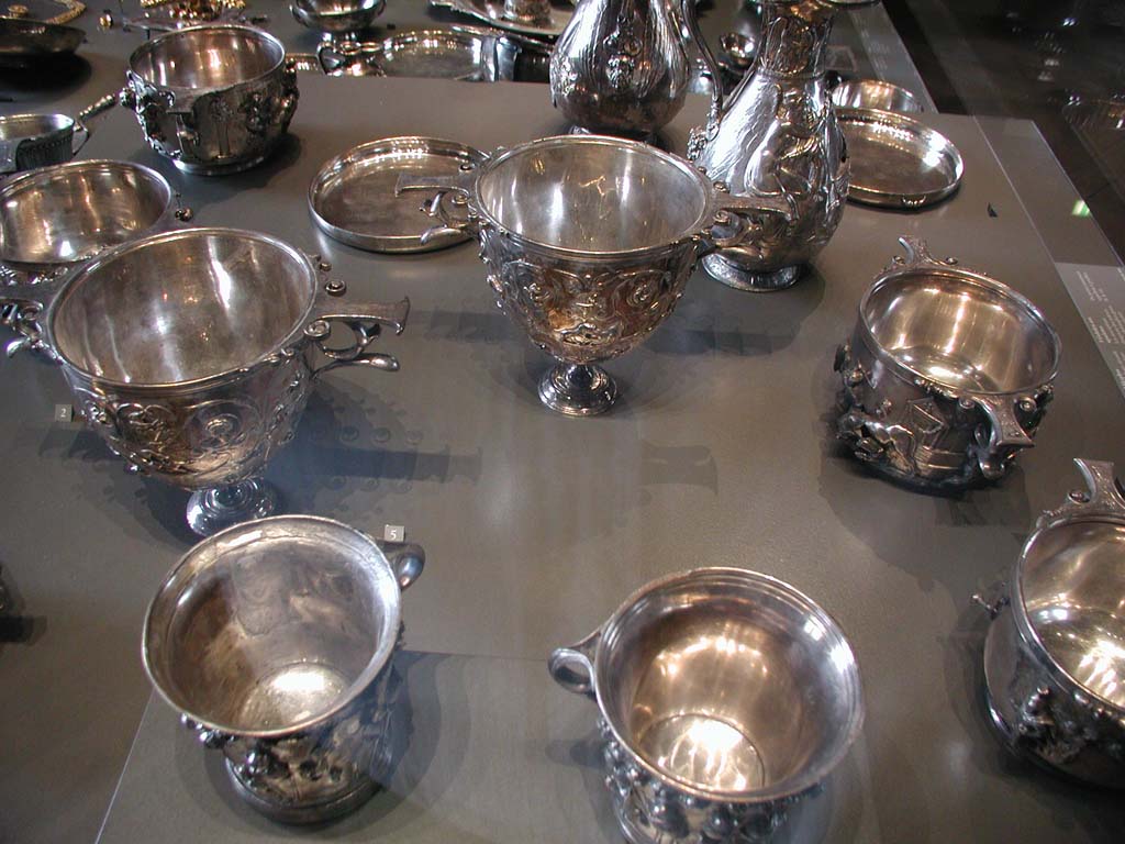 Villa della Pisanella, Boscoreale. Various items in the Boscoreale Silver Treasure.
Divers objets dans le tr�sor d'argent Boscoreale.
