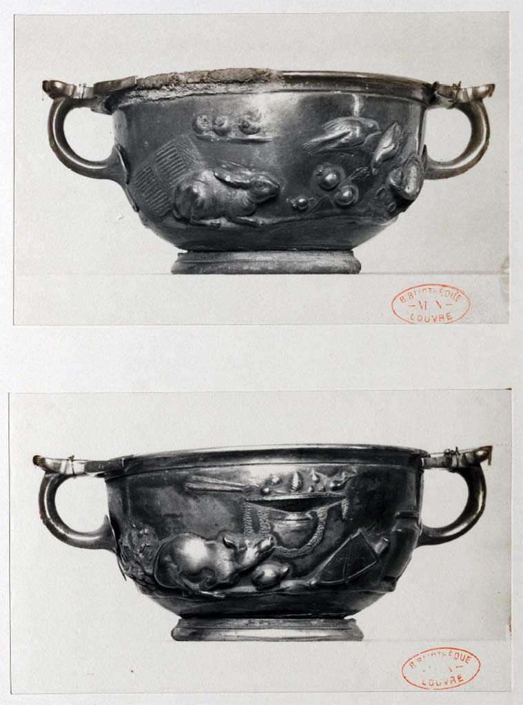 Villa della Pisanella, Boscoreale. Bowl decorated with hospitality gifts, with the name of Sabeinos.
Side 1. Hare, mushrooms, pomegranates, thrushes, basket.
Side 2. Suckling pig, turtle, wicker basket, knife sheath, pot.
Ecuelle d�cor�e de pr�sents d'hospitalit�, avec le nom de Sabeinos.
C�t� 1. Li�vre, champignons, grenades, grives, panier.
C�t� 2. Cochon de lait, tortue, corbeille d'osier, gaine � couteaux, marmite.
Voir/see Gervais-Courtellemont, Jules, 1895. Tr�sor de Boscoreale : Album de 17 planches. L'Institut national d'histoire de l'art (INHA), Pl. 15.
Document plac� sous � Licence Ouverte / Open Licence � Etalab 
Voir/See De Villefosse H., 1899. L'argenterie et bijoux d'or du tr�sor de Boscoreale description des pi�ces conserv�es au Mus�e du Louvre: Monuments et Memories 5 1899 with supplement 1902, pl. XVI.
