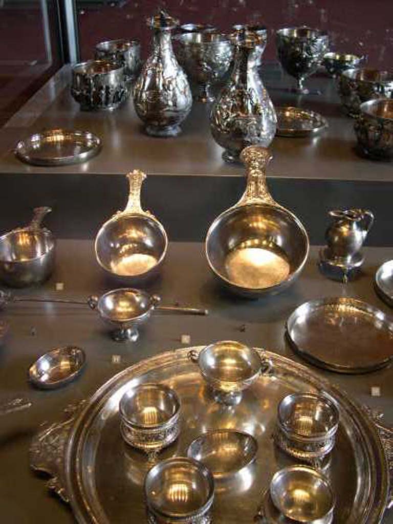 Villa della Pisanella, Boscoreale. Part of the Silver Treasure. On the silver tray are three silver salt cellars with tripod feet.
Sur le plateau d'argent sont trois sali�res d'argent avec des pieds tr�pieds.
Louvre inventory numbers BJ1953 (Plat), BJ1998, BJ1999, BJ2000 (Salieres). 
