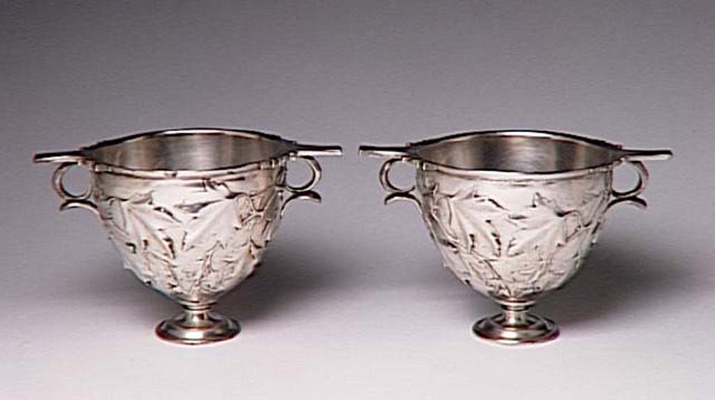 Villa della Pisanella, Boscoreale. Pair of cantharus decorated with plane tree leaves.
Paire de canthares � d�cor de feuilles de platane.
Now in the Louvre, inventory numbers BJ1909 and BJ1910.
Photo � RMN-Grand Palais (mus�e du Louvre) / Herv� Lewandowski.

