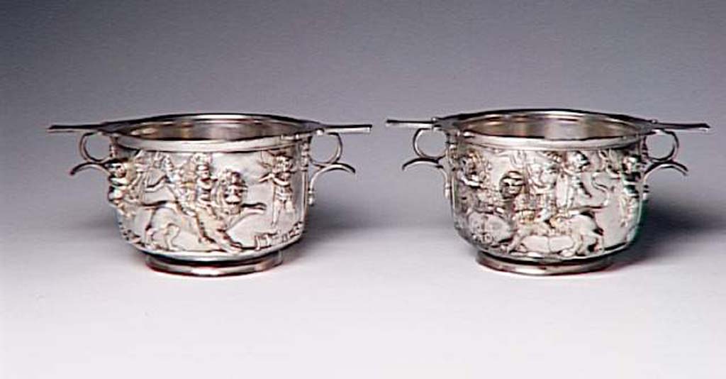 Villa della Pisanella, Boscoreale. Boscoreale Treasure. Pair of skypo� decorated with Dionysian scenes, face with child and panther and lion.
Paire de skypo� � d�cor de sc�nes dionysiaques, face avec enfant et panth�re et lion .
Now in the Louvre, inventory numbers BJ1911 and BJ1912.
Photo � RMN-Grand Palais (mus�e du Louvre) / Herv� Lewandowski.
