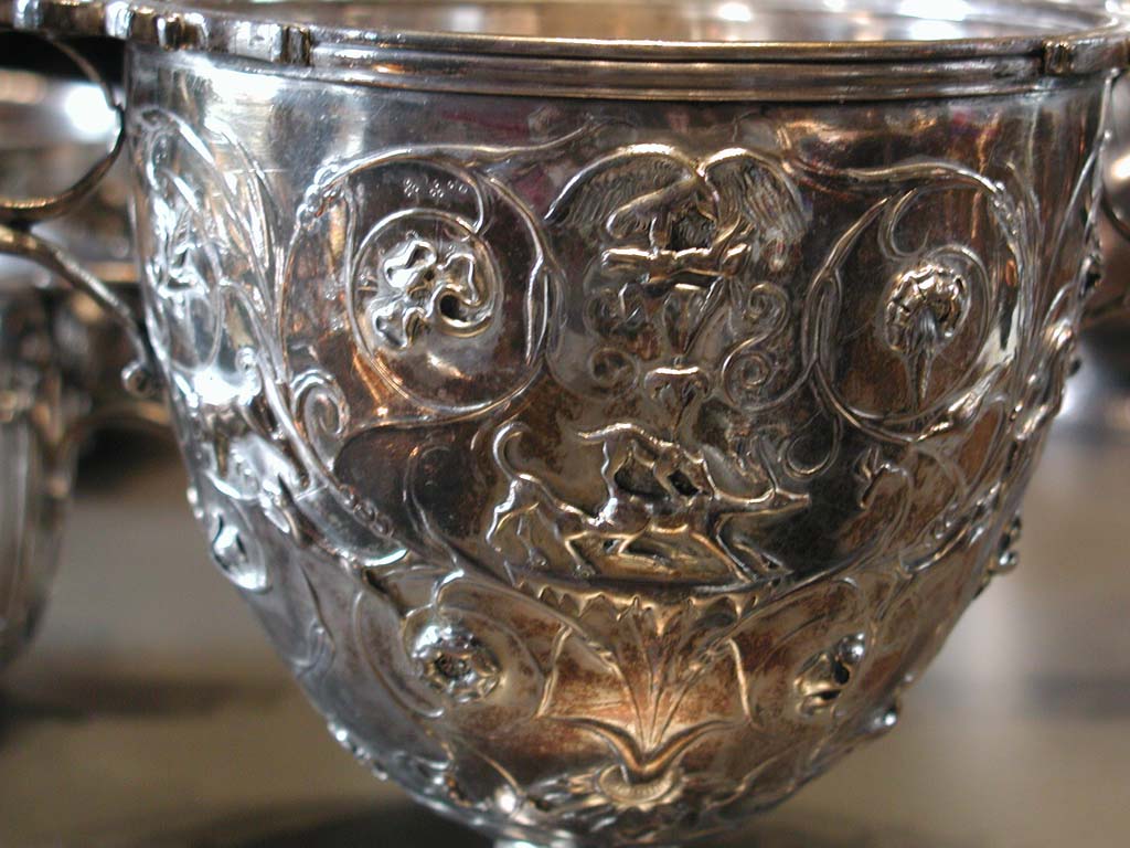 Villa della Pisanella, Boscoreale. Boscoreale silver. Detail of silver Cantharus decorated with floral scrolls and animal fights.
D�tail de Canthares argent� � d�cor de rinceaux floraux et combats d'animaux
Now in the Louvre, inventory number BJ1907.
Voir/See De Villefosse H., 1899. L'argenterie et bijoux d'or du tr�sor de Boscoreale description des pi�ces conserv�es au Mus�e du Louvre: Monuments et Memories 5 1899 with supplement 1902, pl. IX.
