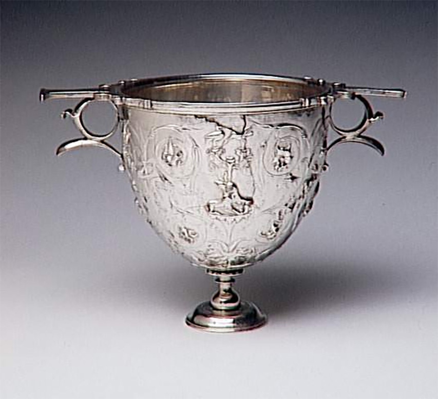 Villa della Pisanella, Boscoreale. Reverse side of the silver Cantharus decorated with floral scrolls and animal fights. 
C�t� inverse du Cantharus argent� � d�cor de rinceaux floraux et combats d'animaux. 
Photo � RMN-Grand Palais (mus�e du Louvre) / Herv� Lewandowski. 
Now in the Louvre, inventory number BJ1908.
