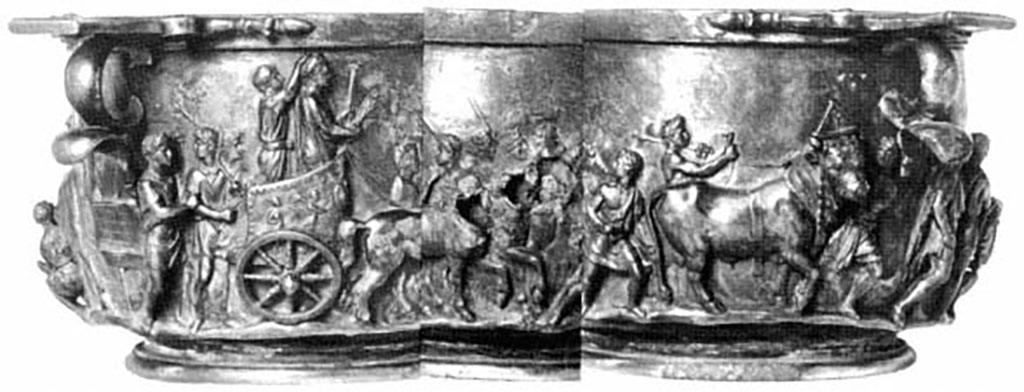 Villa della Pisanella, Boscoreale. Skyphos, Tiberius Cup: expanded detail view of one side.
The scene shows the triumph of Tiberius. 
According to Kuttner, the Boscoreale Cups of Augustus and Tiberius were meant to be observed carefully and discussed knowledgeably by the owner and his friends, who would muse over details as well as over the general themes of the decoration. This particular cup pair was meant to stimulate not a literary discussion but a discussion of the historical glories and campaigns of the Augustan house; the owner must have enjoyed historical memoirs like Caesar's campaign accounts and the German wars of Pliny the Elder, as well as the poetry and philosophy relevant to the other cup pairs in his collection.
Skyphos, coupe de Tib�re: vue d�taill�e �largie d'un c�t�.
La sc�ne montre le triomphe de Tib�re.
Selon Kuttner, les Coupes Boscoreale d'Auguste et de Tib�re �taient cens�es �tre observ�es avec soin et discut�es avec connaissance par le propri�taire et ses amis, qui r�fl�chiraient sur les d�tails ainsi que sur les th�mes g�n�raux de la d�coration. Cette paire de tasses particuli�re �tait destin�e � stimuler non pas une discussion litt�raire, mais une discussion des gloires historiques et des campagnes de la maison d�Auguste; le propri�taire doit avoir appr�ci� les m�moires historiques comme les r�cits de campagne de C�sar et les guerres allemandes de Pline l'Ancien, ainsi que la po�sie et la philosophie pertinentes pour les autres paires de tasses de sa collection.

Voir/See Kuttner, Ann L. 1995. Dynasty and Empire in the Age of Augustus: The Case of the Boscoreale Cups  Berkeley: University of California Press, p. 12, pl. 15. https://publishing.cdlib.org/ucpressebooks/view?docId=ft309nb1mw&chunk.id=d0e182&toc.id=d0e182&brand=eschol

