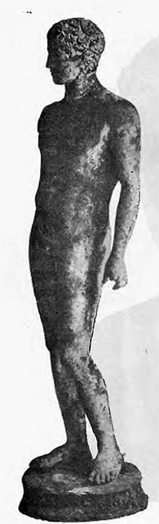 Villa of T. Siminius Stephanus, fondo Barbatelli. 27th November 1900. The statue of the Efebo resting on its base and viewed in profile. See Notizie degli Scavi di Antichit�, 1900, p. 587, fig. 2c.