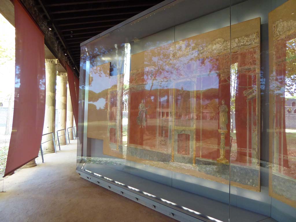 Complesso dei triclini in località Moregine a Pompei. September 2015. Triclinium A, west wall on display in Pompeii Palaestra.
Foto Annette Haug, ERC Grant 681269 DÉCOR.