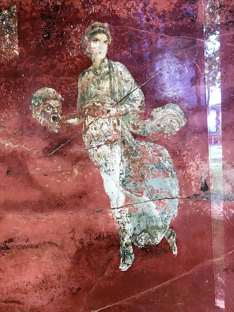 Complesso dei triclini in località Moregine a Pompei. December 2019.
Triclinium A, east wall. Thalia the muse of comedy and pastoral poetry with comic mask and crook.
Photo courtesy of Giuseppe Ciaramella.