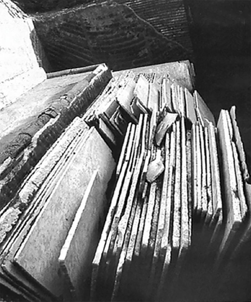 Complesso dei triclini in località Moregine a Pompei. Some of the around 200 marble slabs found neatly stacked in the kitchen.
According to Perna, Antonelli and Lazzarini, in an archaeometric analysis of the greco scritto marble slabs from the Edificio dei Triclinii, discovered at Murecine in Pompeii’s suburbs in 1999–2000, a total of 14 samples were collected and subjected to standard X-ray diffraction (XRD), optical microscopy (OM) on thin sections and stable isotope ratio analysis (SIRA) to assess the stone’s identity and provenance. The results of this study substantiate the hypothesis (already put forward and based on a macroscopic identification by Perna and Scognamiglio) that the stone originates from the Hasançavuşlar quarries near Ephesus in Asia Minor.
See Perna S., Antonelli F., Lazzarini L., 2022. Archaeometric analysis of the ‘greco scritto’ marble slabs from the Edificio dei Triclinii at Murecine. Wiley Online Library.