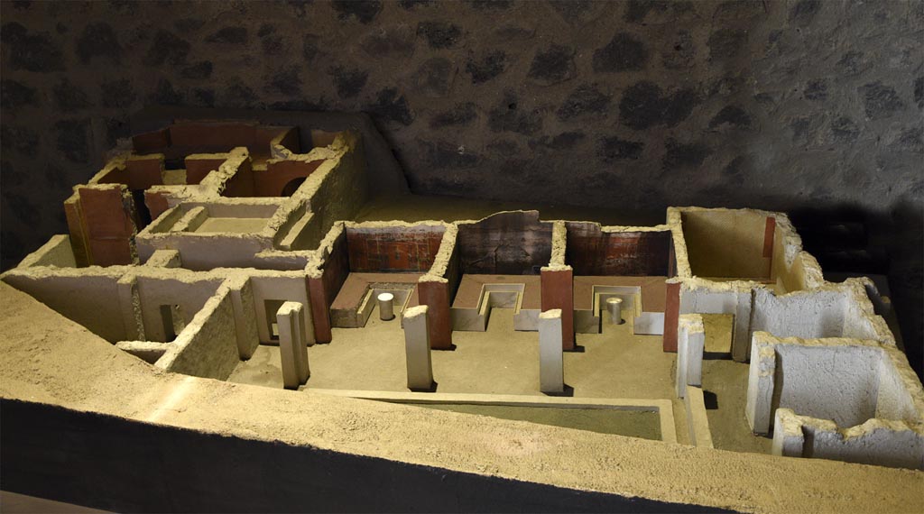 Complesso dei triclini in località Moregine a Pompei. Model with triclinium D and triclinium E shown (right) undecorated.
The walls of A, B, and C are shown with their frescoes. The kitchen and its main door is at the top right.
Photo courtesy of Michael Binns.