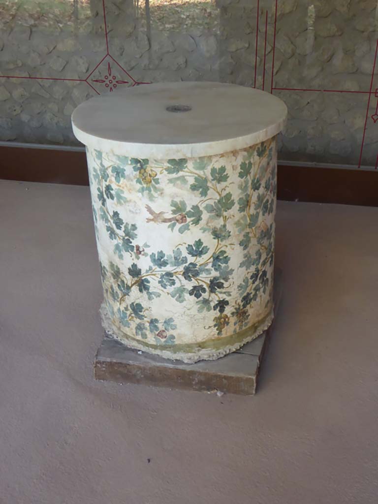 Il Complesso dei triclini in località Moregine a Pompei. September 2015.
Round table on display in Palaestra.
The table is of decorated masonry and has a marble top with a hole in the centre fed by a lead pipe.
Foto Annette Haug, ERC Grant 681269 DÉCOR.