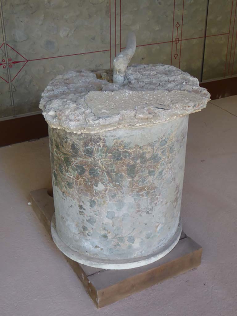 Complesso dei triclini in località Moregine a Pompei. September 2015.
Round table from centre of one of the triclinium rooms.
This is turned upside down to show the lead pipe that fed water gushing through the top to the benefit of the diners ambience.
Foto Annette Haug, ERC Grant 681269 DÉCOR.