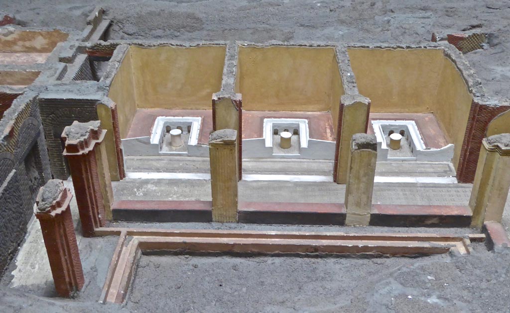 Complesso dei triclini in località Moregine a Pompei. September 2016. Pillared portico P on the earlier model.
Note the colouring of the pillars which is absent on the December 2000 model.
The peristyle enclosed a garden T, with myrtle plants and canals.
Photo courtesy of Michael Binns.