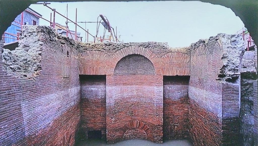 Complesso dei triclini in località Moregine a Pompei. 2000 excavation photo on display in Pompeii Palaestra September 2015.
Room O with two alcoves, east end.