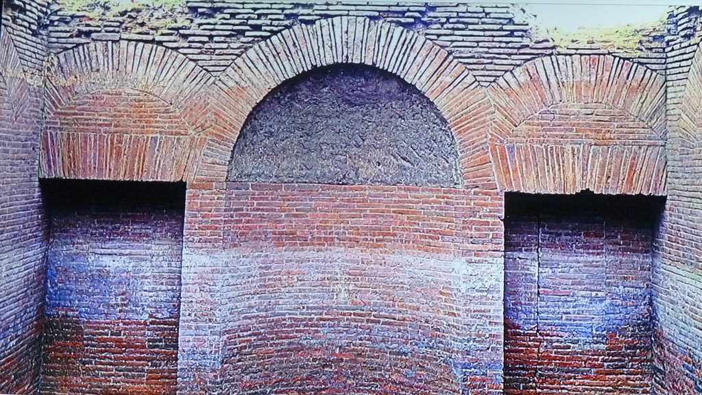 Complesso dei triclini in località Moregine a Pompei. 2000 excavation photo on display in Pompeii Palaestra September 2015.
Room O with two alcoves, east end with alcove and two recesses.