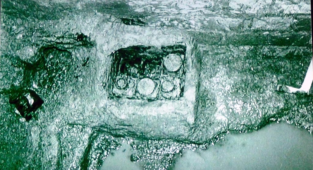 Complesso dei triclini in località Moregine a Pompei. 1959 excavation photo on display in Pompeii Palaestra September 2015.
Glass tableware under excavation.