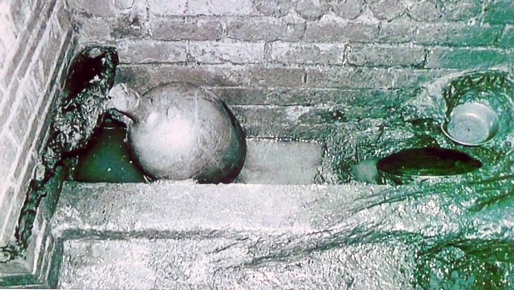 Complesso dei triclini in località Moregine a Pompei. 1959 excavation photo on display in Pompeii Palaestra September 2015.
Ceramic tableware under excavation.