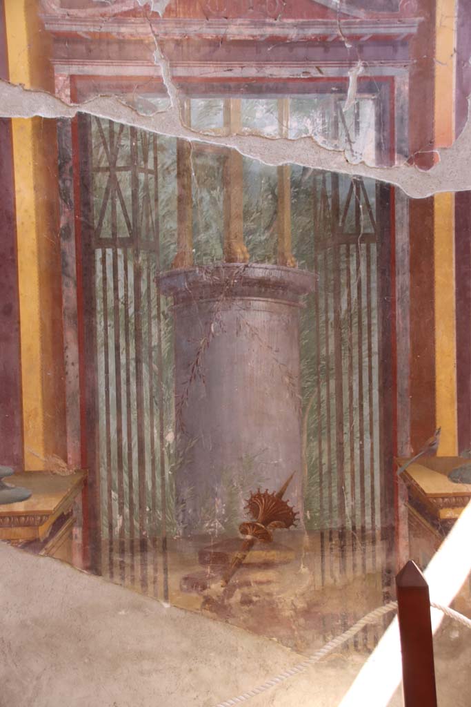Oplontis Villa of Poppea, September 2021.
Room 15, detail of painting of the Delphic tripod on east wall. Photo courtesy of Klaus Heese.