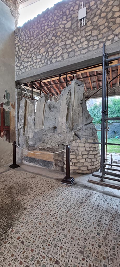 Oplontis Villa of Poppea, January 2023.
Room 15, looking towards south-east corner of the oecus, with a plaster-cast of window shutters in the south wall.
Photo courtesy of Miriam Colomer.