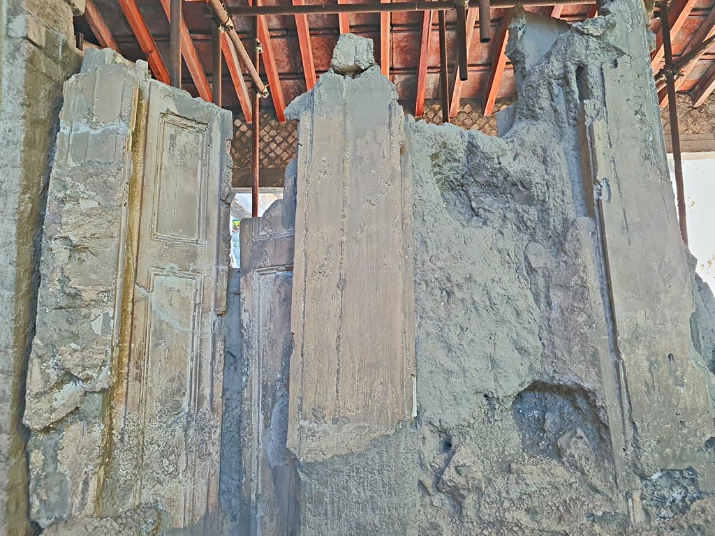 Oplontis Villa of Poppea, October 2023.
Room 15, detail of plaster-cast of window shutters in the south wall in oecus. Photo courtesy of Giuseppe Ciaramella.