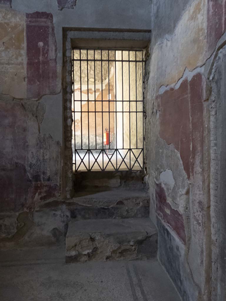 Oplontis Villa of Poppea, September 2017.
Room 18, east wall in south-east corner with steps to doorway to room 17.
Foto Annette Haug, ERC Grant 681269 DÉCOR