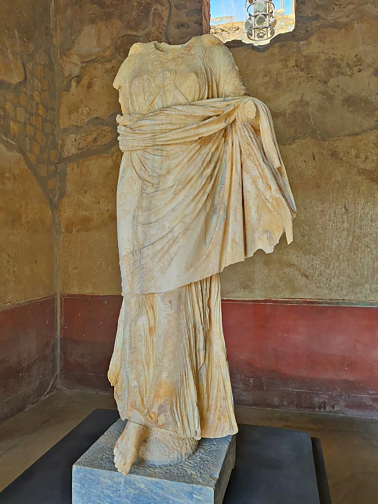 Oplontis Villa of Poppea, October 2023.
Area 92/96, found in 1983, marble statue of Nike found on the east side of the pool, on display in room 72.
Photo courtesy of Giuseppe Ciaramella.