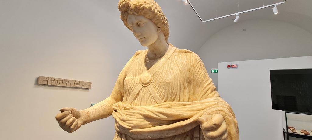 Oplontis Villa of Poppea, April 2022.
Detail of statue of Nike, found in 1978, from eastern side of pool in Villa A, on display in Pompeii Antiquarium. Photo courtesy of Giuseppe Ciaramella.