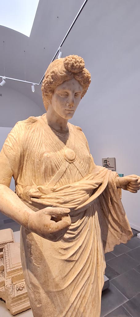Oplontis Villa of Poppea, April 2022.
Detail of statue of Nike, from eastern side of pool in Villa A, on display in Pompeii Antiquarium.
Photo courtesy of Giuseppe Ciaramella.