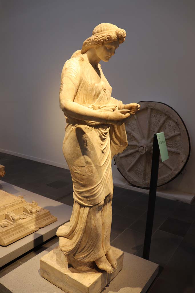 Oplontis Villa of Poppea, February 2021.
Detail of statue of Nike, from eastern side of pool in Villa A, on display in Pompeii Antiquarium.
Photo courtesy of Fabien Bièvre-Perrin (CC BY-NC-SA).