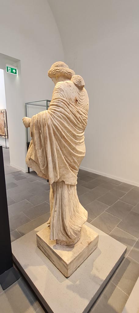 Oplontis Villa of Poppea, April 2022.
Detail of rear of statue of Nike, from eastern side of pool in Villa A, on display in Pompeii Antiquarium.
Photo courtesy of Giuseppe Ciaramella.