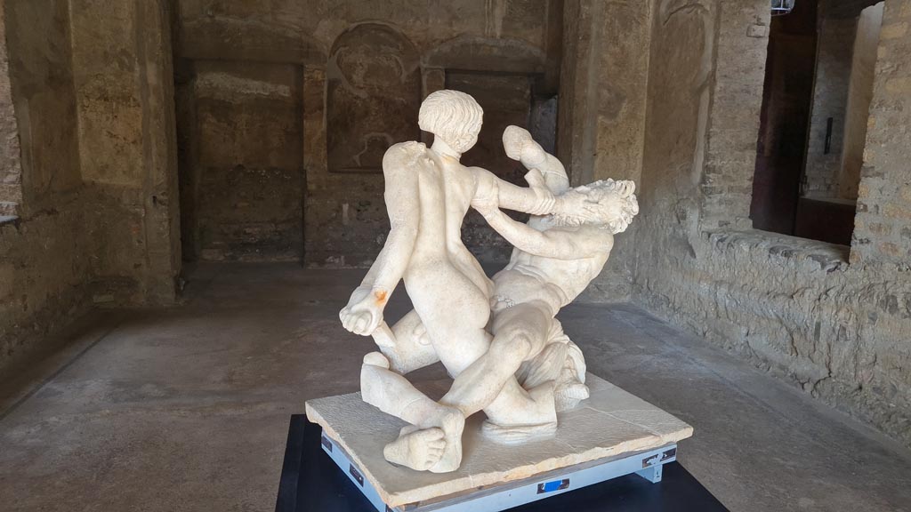 Oplontis Villa of Poppea, October 2023.
Area 92, statuette found on south side of pool, on display in room 74. Photo courtesy of Giuseppe Ciaramella.